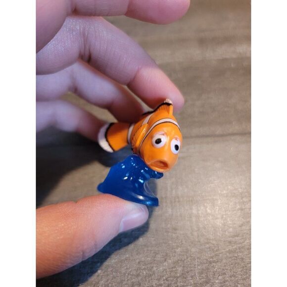 Finding Nemo Flounder fish Disney toy figure - Picture 2 of 4